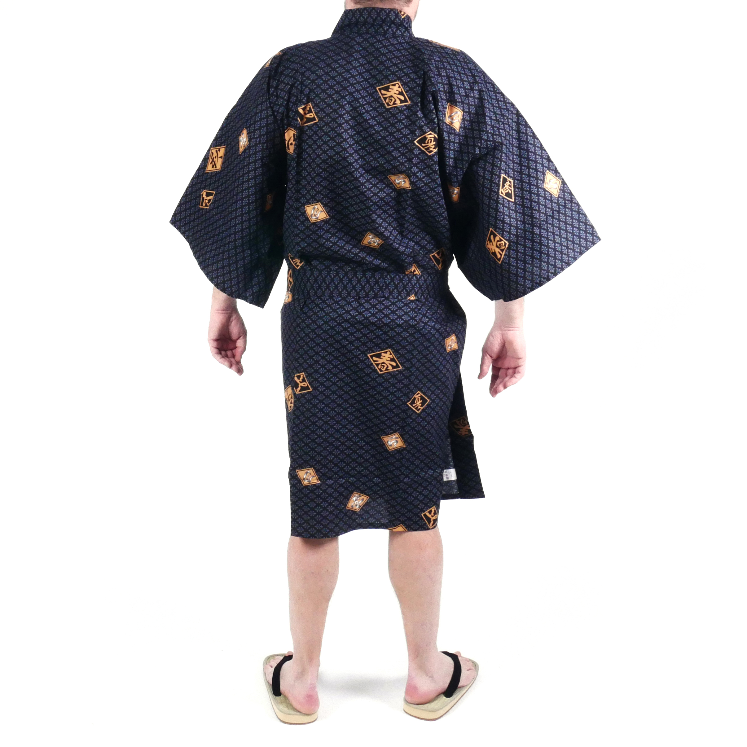 https://wakagi.fr/14041/kimono-happi-tradizionale-giapponese-in-cotone-nero-con-motivi-a-rombi-e-kanji-per-uomo.jpg