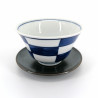 Japanische blau karierte Keramiktasse und graue Untertasse