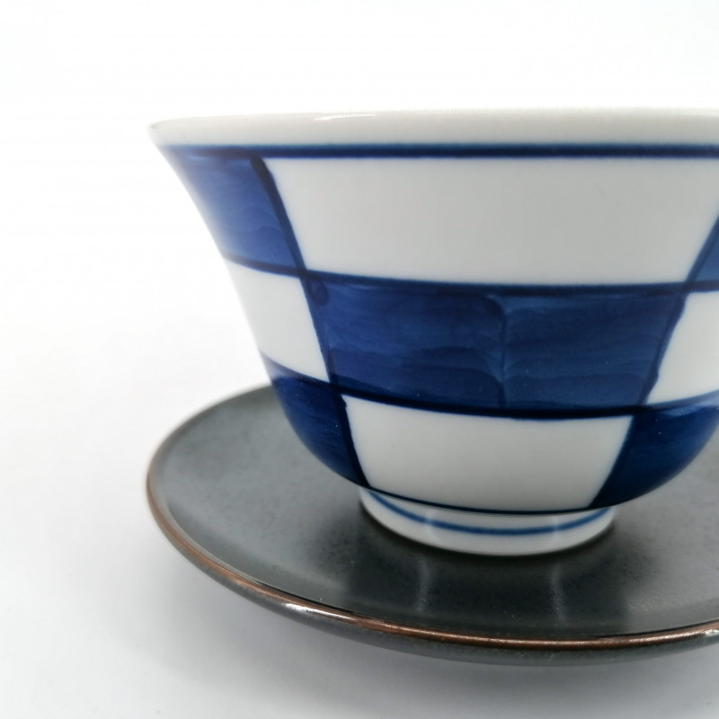 Japanische blau karierte Keramiktasse und graue Untertasse