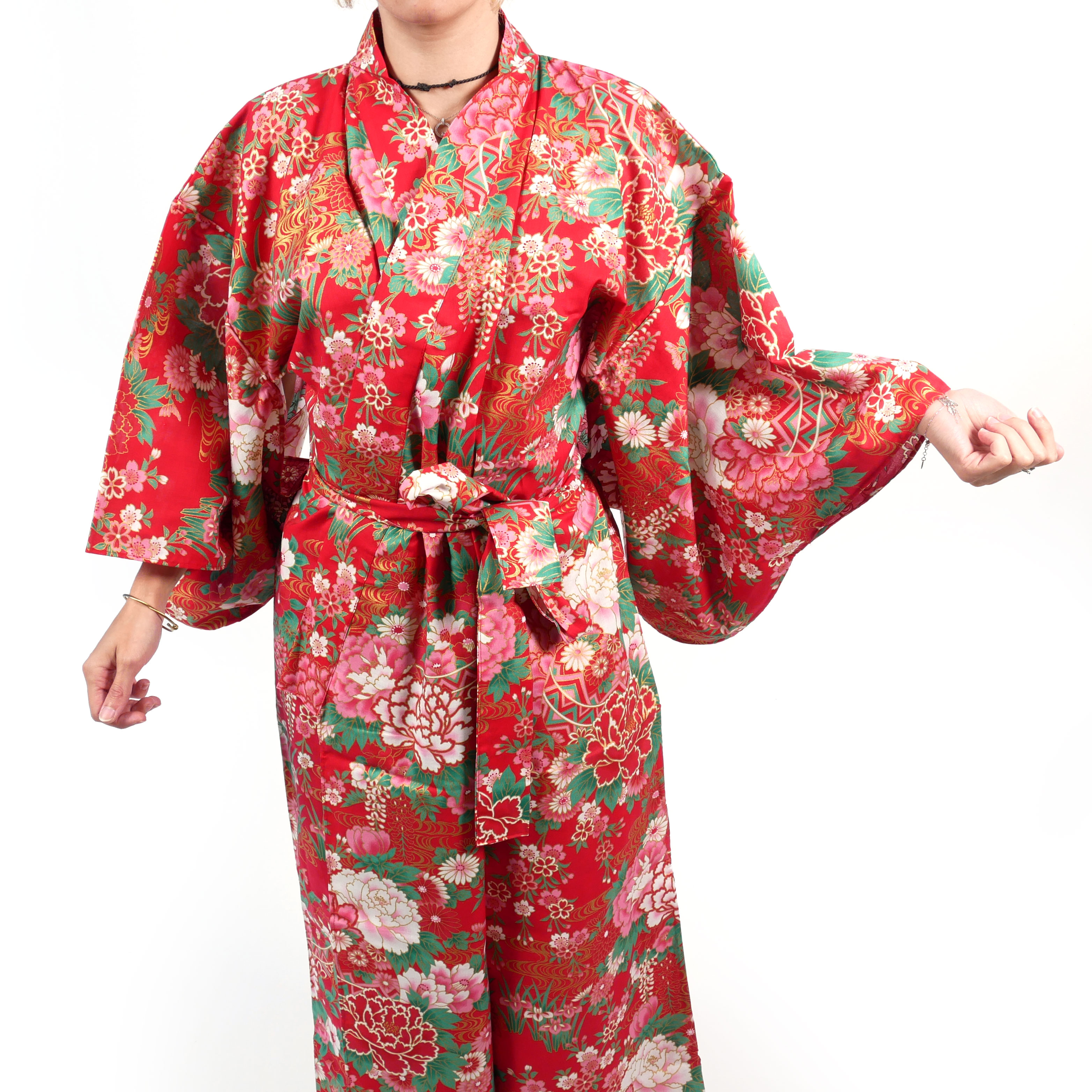Japanischer traditioneller Yukata-Kimono aus roter Baumwolle für Pfingstrosen und Temari-Kugeln Frauen mit