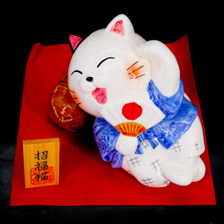 Manekineko-Katze ruht im japanischen Sparschwein, NEKO NO KYUSOKU