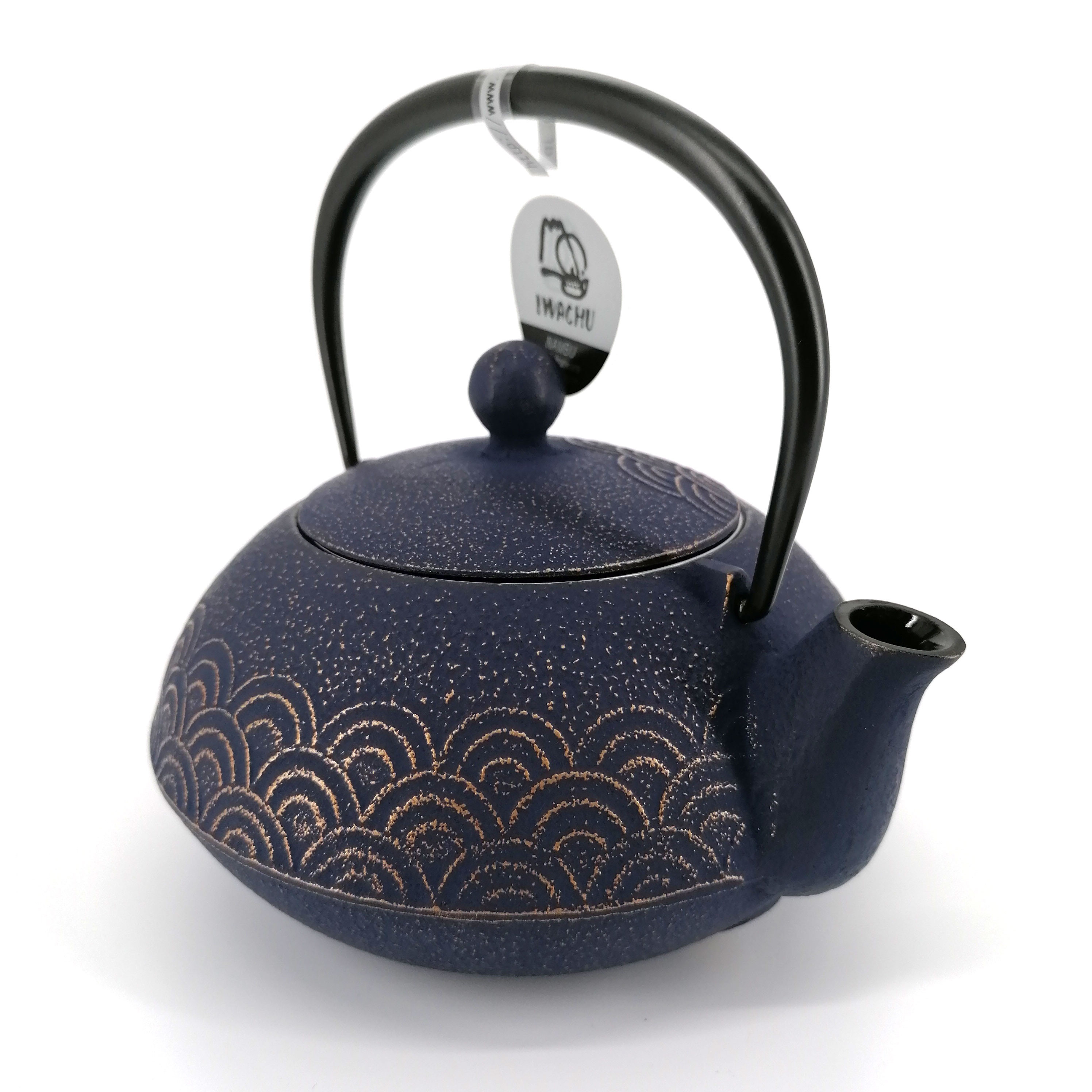 https://wakagi.fr/55814/japanese-cast-iron-teapot-iwachu-seigaiha-065-lt-golden-violet.jpg