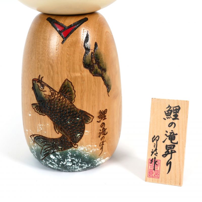 Kokeshi de madera de carpa japonesa volando en una cascada - KOI NO TAKINOBORI