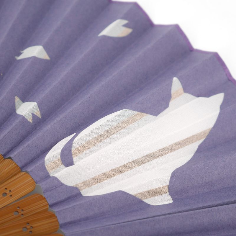 Abanico japonés violeta de poliéster y bambú con motivo de gato y pétalos de flor de cerezo - NEKO SAKURA - 20.5cm