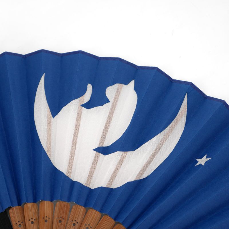 Éventail japonais bleu en polyester et bambou motif chat et croissant de lune - NEKO TSUKI - 20.5cm