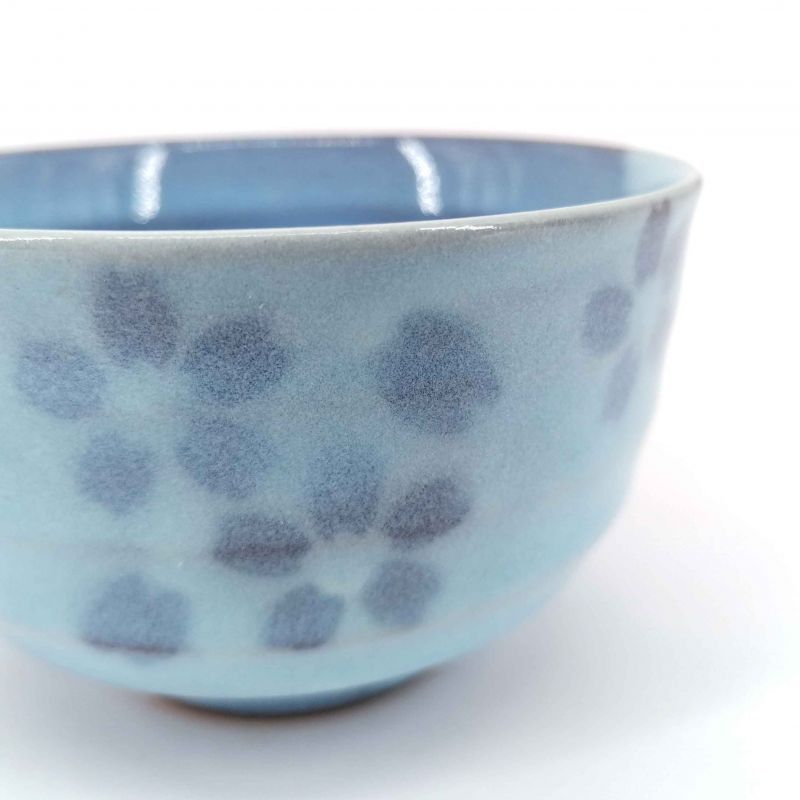 Japanische Keramik Teetasse, hellblau und Blumen - BURUFURAWA