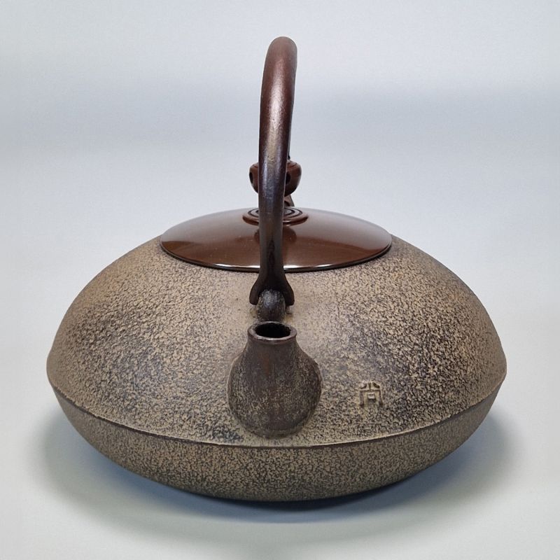Japanese cast iron kettle with copper cover, HIRAMARU, bronze