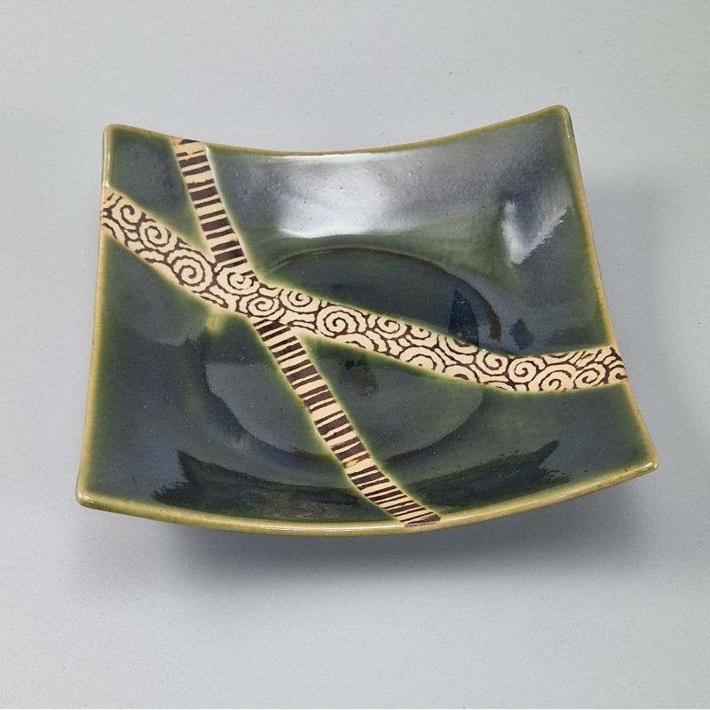 Assiette carrée japonaise en céramique avec bords remontés, verte, lignes croisées - KUROSUORIBE