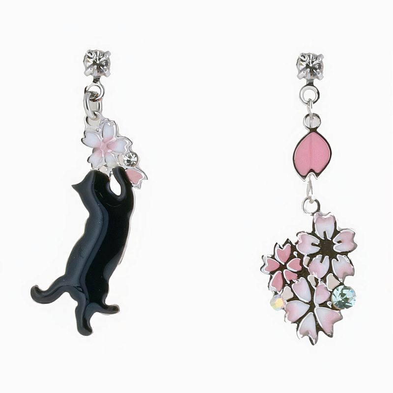 Boucles d'oreilles japonaises- Motif Chat jouant avec des fleurs de cerisier 