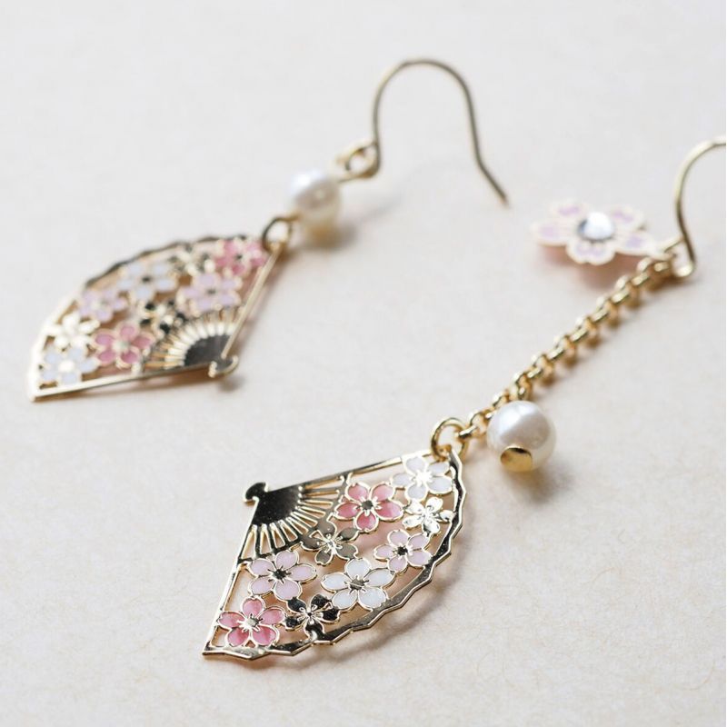 Boucles d'oreilles japonaises- Motif Fleurs de cerisier et éventails avec perles.