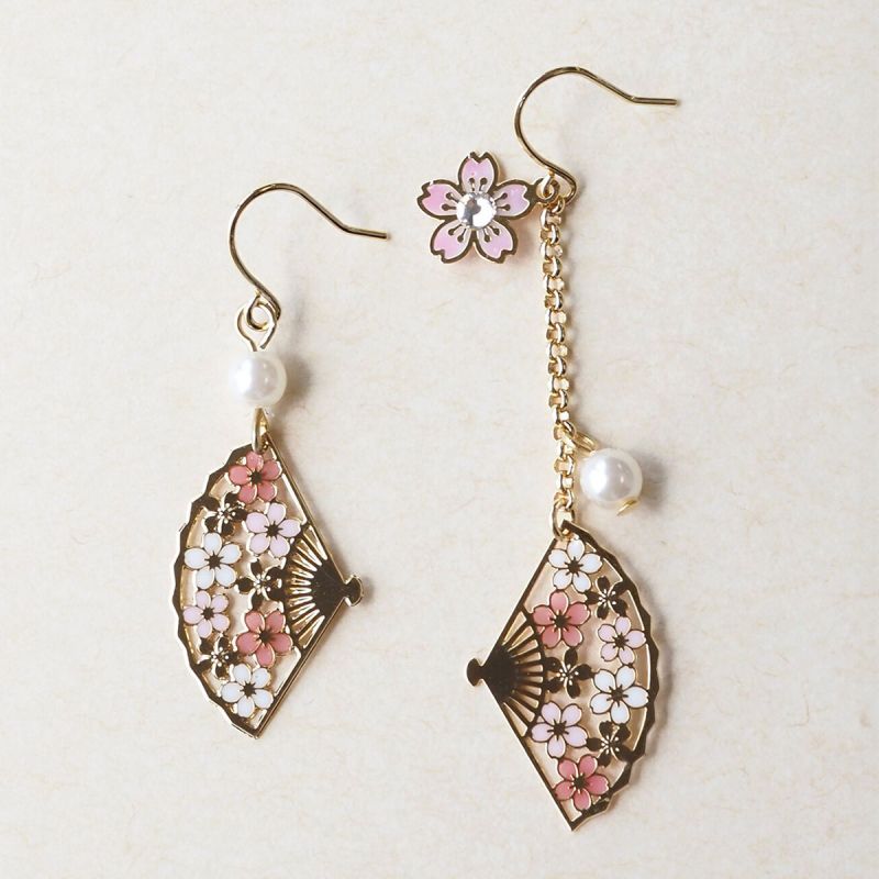 Boucles d'oreilles japonaises- Motif Fleurs de cerisier et éventails avec perles.